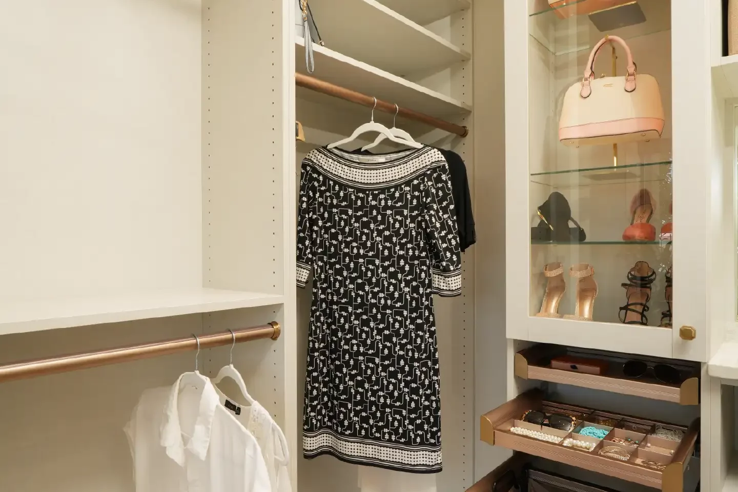 The closet butler trento showroom clothes and accessory display.