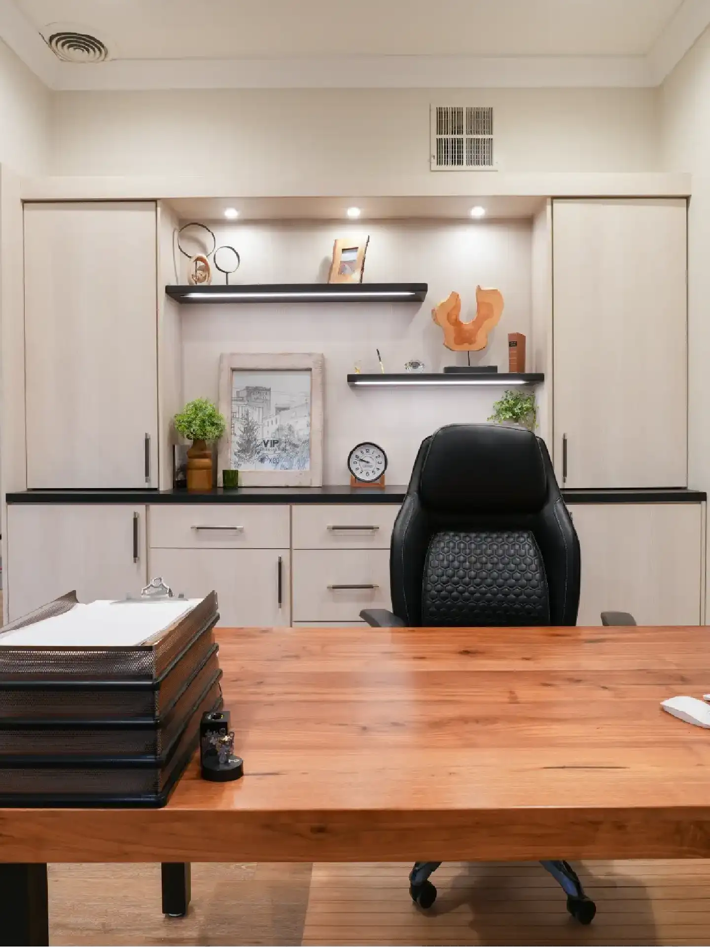 The closet butler novara showroom display image.