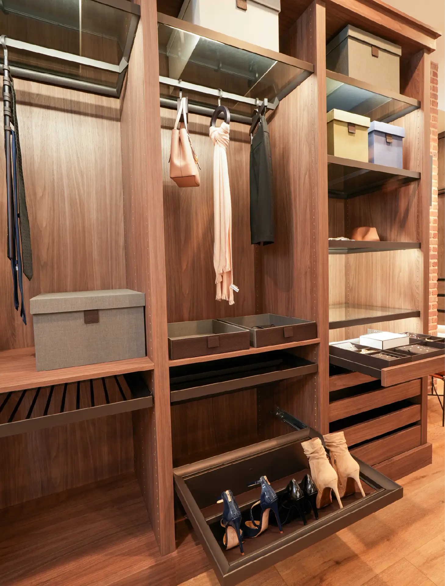 The closet butler salice showroom display.